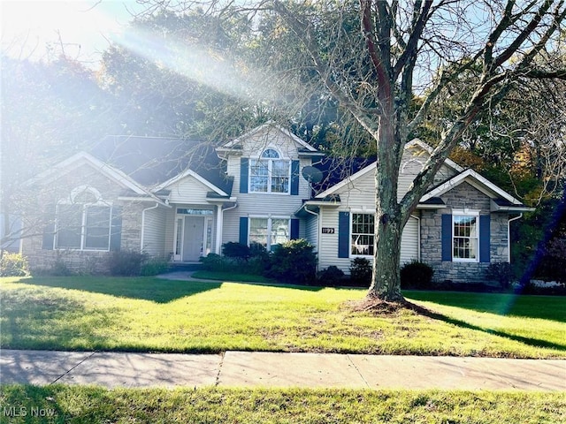 view of front of house featuring a front lawn