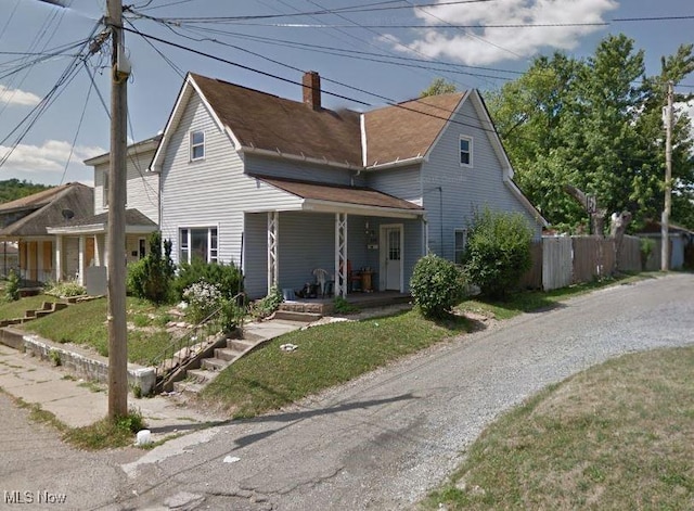 view of front facade featuring a front yard and a porch