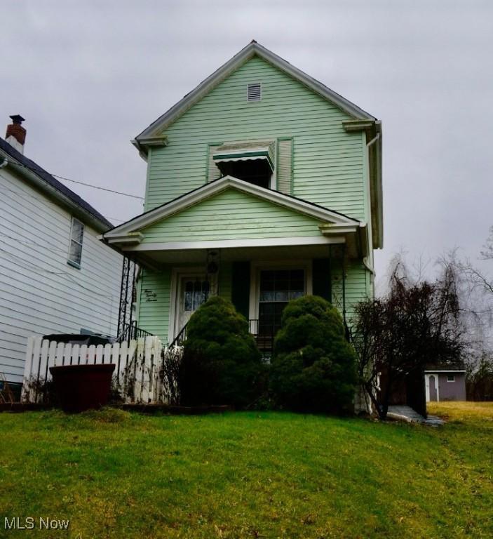 view of front of home featuring a front yard