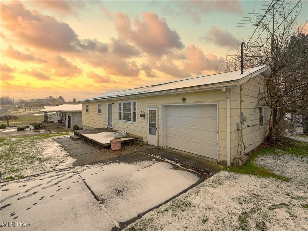 view of front facade featuring a garage