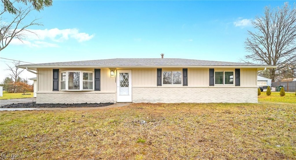 single story home featuring a front yard