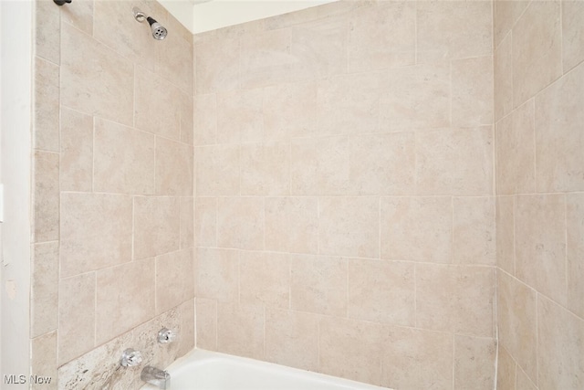 bathroom featuring tiled shower / bath combo