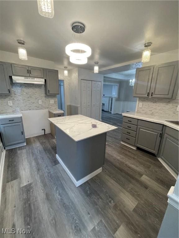 kitchen featuring a center island, dark hardwood / wood-style floors, and gray cabinets