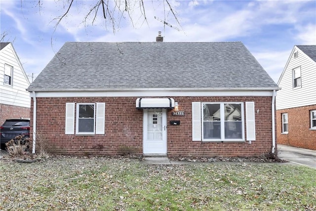 view of front facade featuring a front lawn