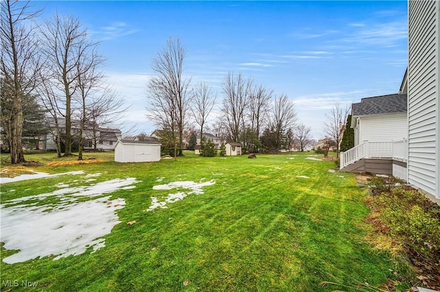 view of yard with a storage unit