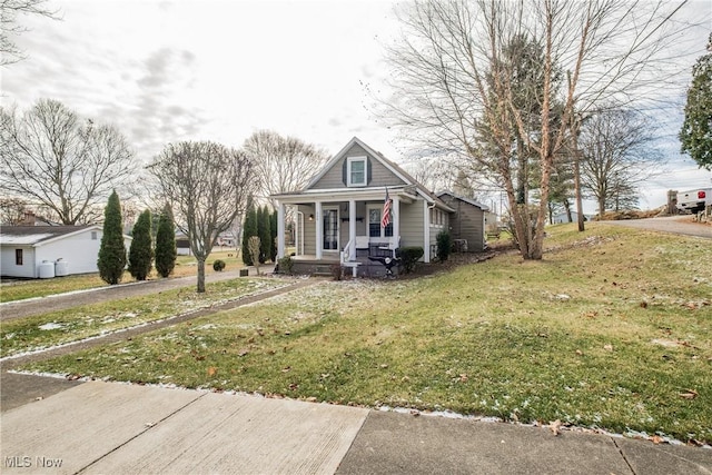 view of front of property featuring covered porch and a front lawn