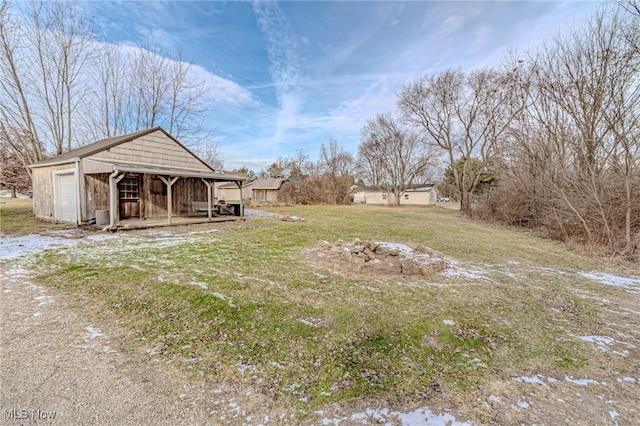 view of yard featuring an outbuilding