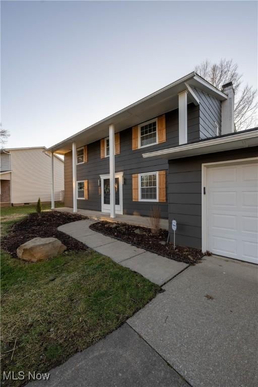 view of front facade featuring a garage