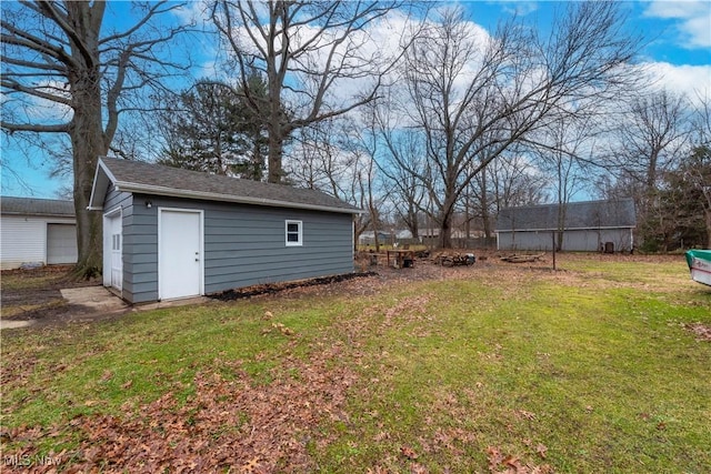 view of yard with a storage unit