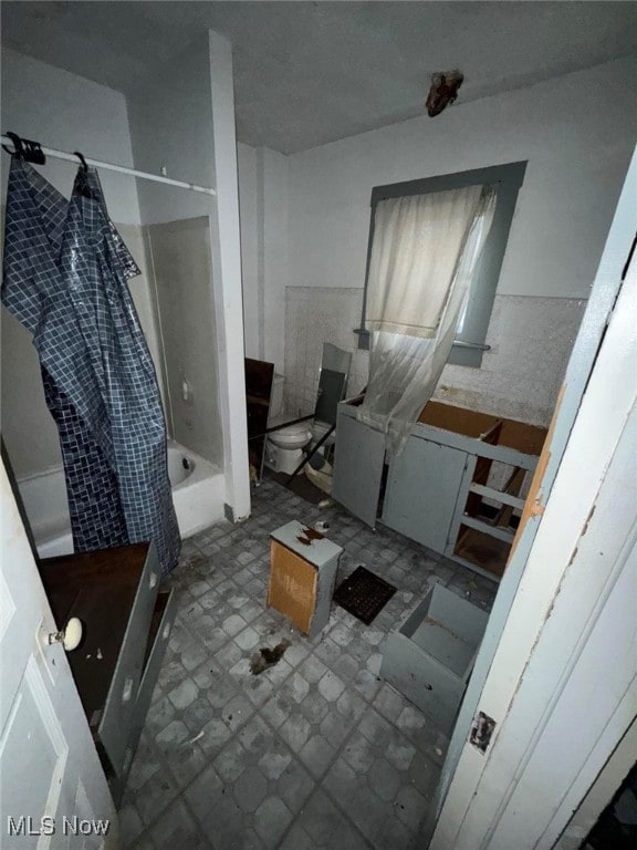 bathroom featuring shower / tub combo