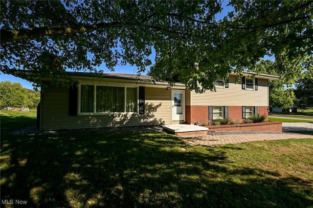 view of front of home featuring a front lawn