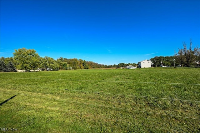 view of yard featuring a rural view