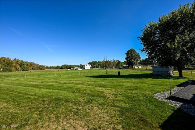 view of yard featuring a rural view