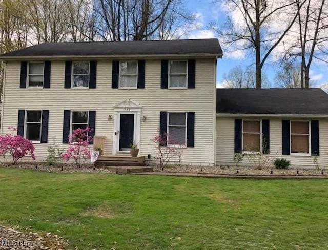 colonial home featuring a front yard