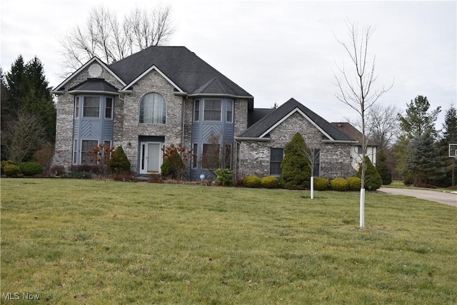 view of front of property featuring a front yard