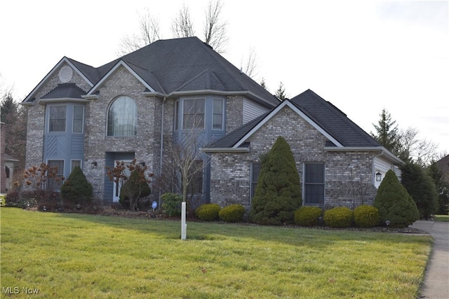 view of front of home featuring a front yard