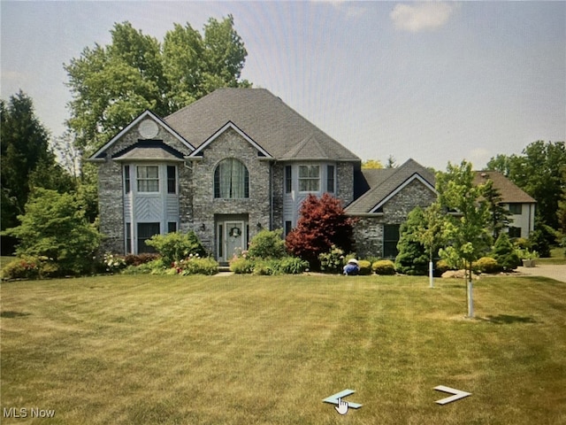 view of front of property featuring a front yard