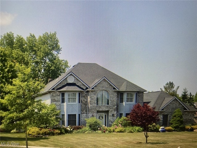 view of front of property featuring a front yard