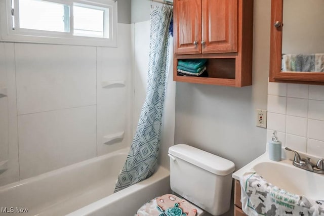 full bathroom featuring decorative backsplash, sink, shower / bath combo, and toilet