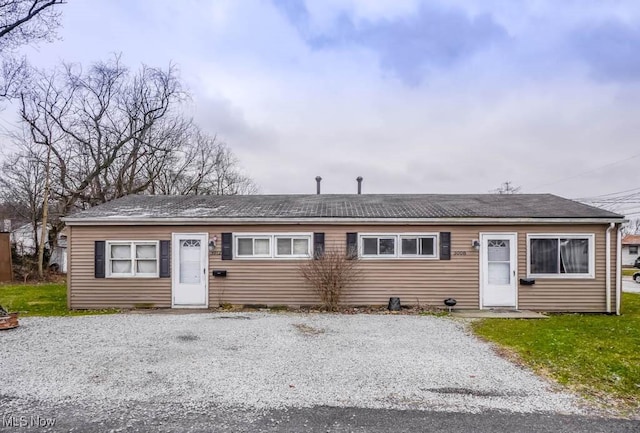 single story home featuring a front yard