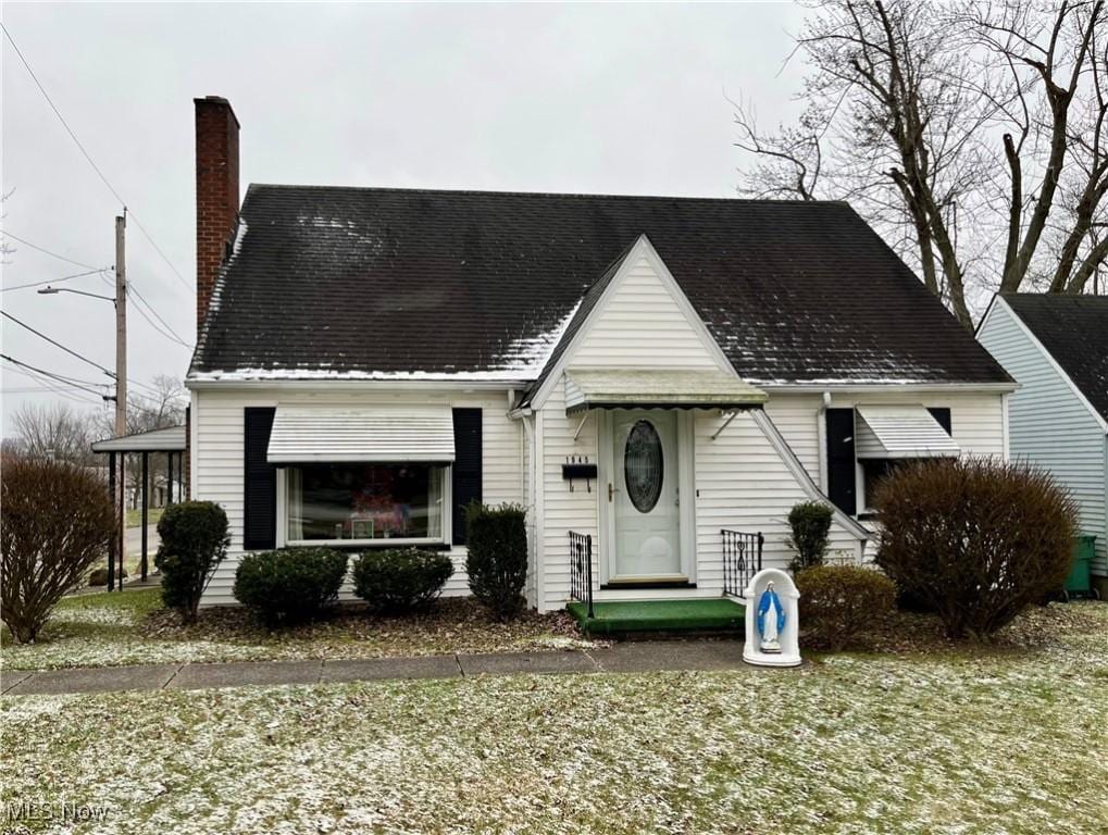 view of front of house with a front lawn