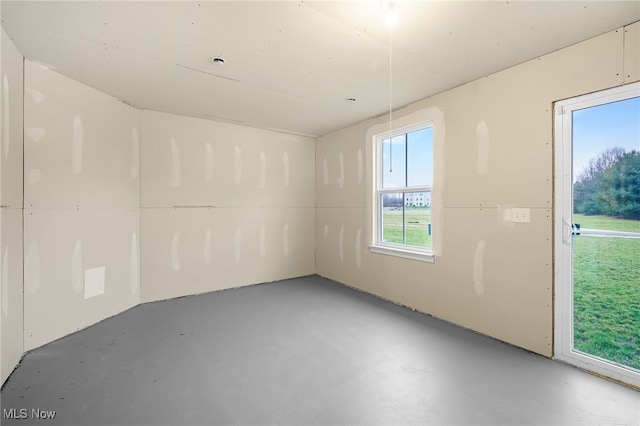 empty room featuring concrete flooring