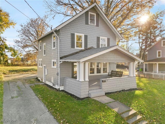 view of front of property with a front yard