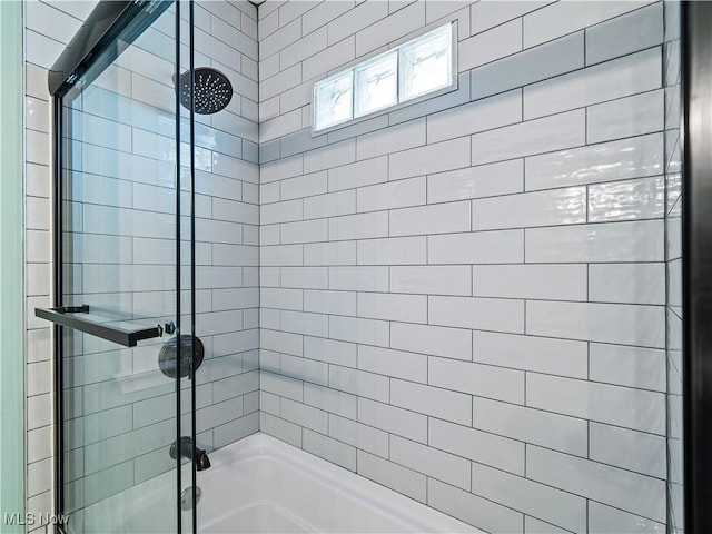 bathroom with tiled shower / bath combo