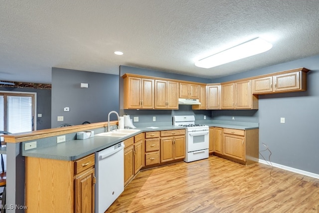 kitchen with kitchen peninsula, a textured ceiling, white appliances, sink, and light hardwood / wood-style flooring