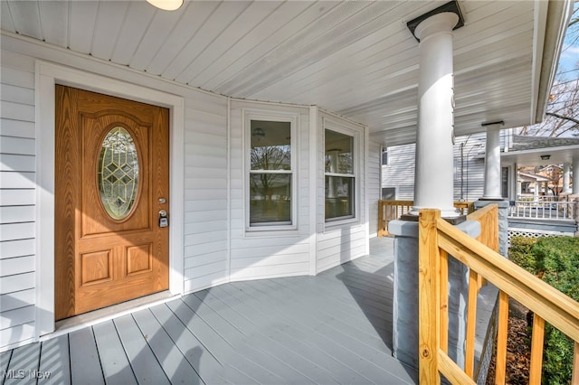 property entrance featuring a porch