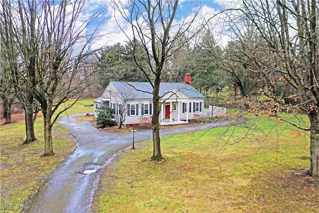 view of front of property with a front lawn