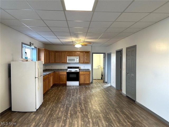 kitchen featuring ceiling fan, dark hardwood / wood-style flooring, white appliances, and independent washer and dryer