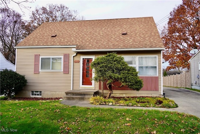 view of front of house with a front lawn