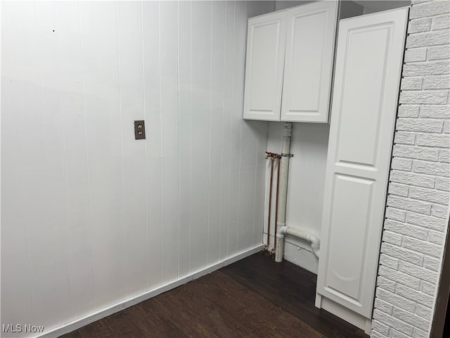 4175 E Middletown Rd, New Middletown, OH 44442 - clothes washing area featuring dark wood-type flooring, cabinet space, and baseboards