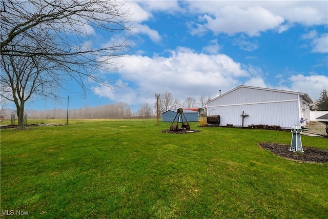 view of yard with an outdoor structure