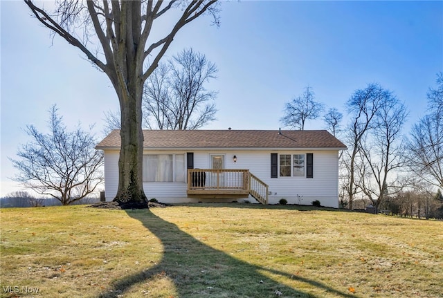 view of front of house featuring a front lawn