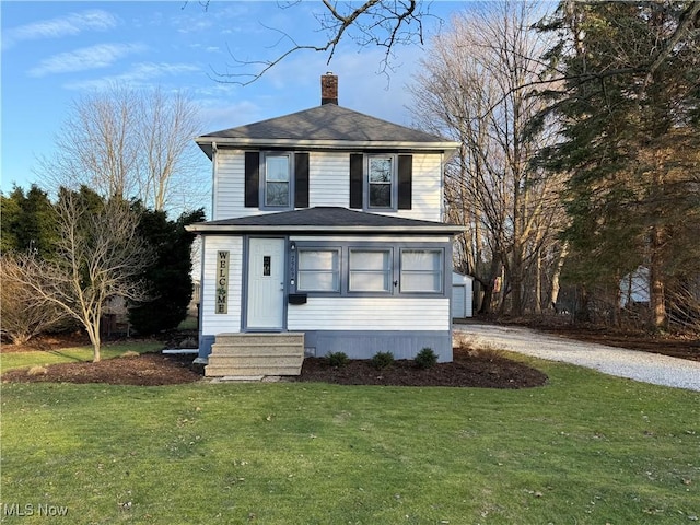 front of property featuring an outdoor structure and a front yard