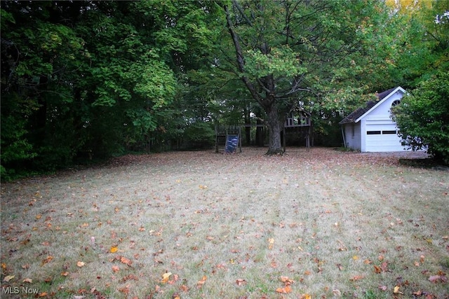 view of yard with a garage and an outdoor structure