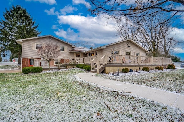 view of front of property with a yard