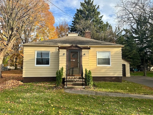 bungalow featuring a front yard