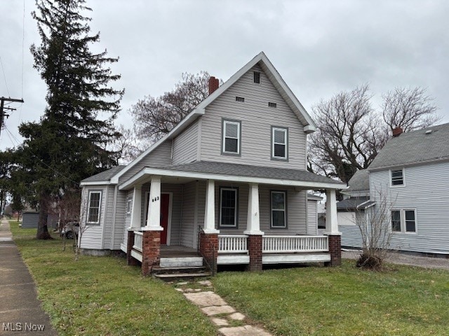 view of front facade featuring a front yard