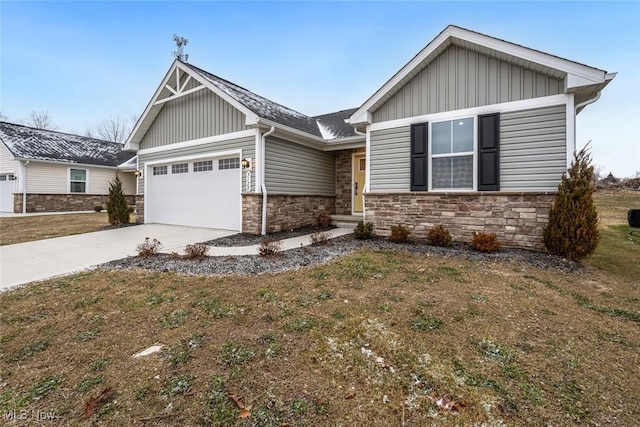 craftsman house featuring a front yard and a garage