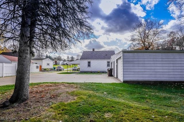 view of yard featuring a garage and an outdoor structure