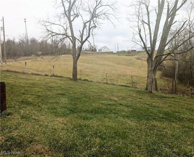 view of yard featuring a rural view