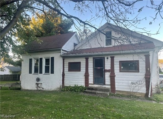 view of front of house featuring a front lawn