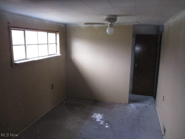 unfurnished room with concrete floors and ceiling fan