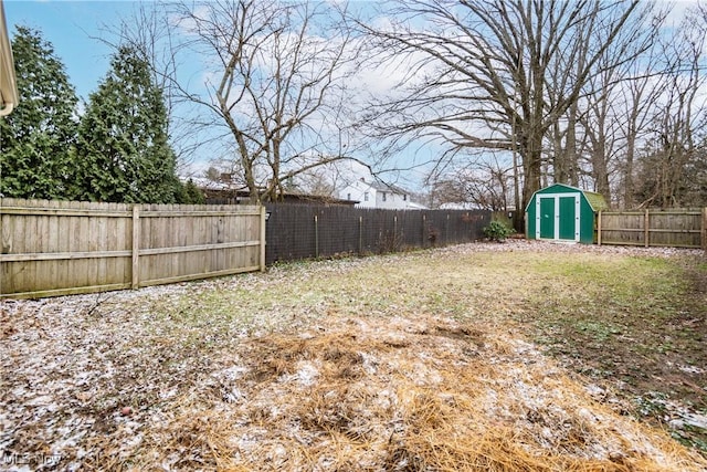 view of yard with a storage shed