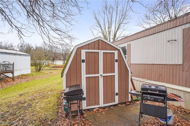 view of outdoor structure featuring a yard