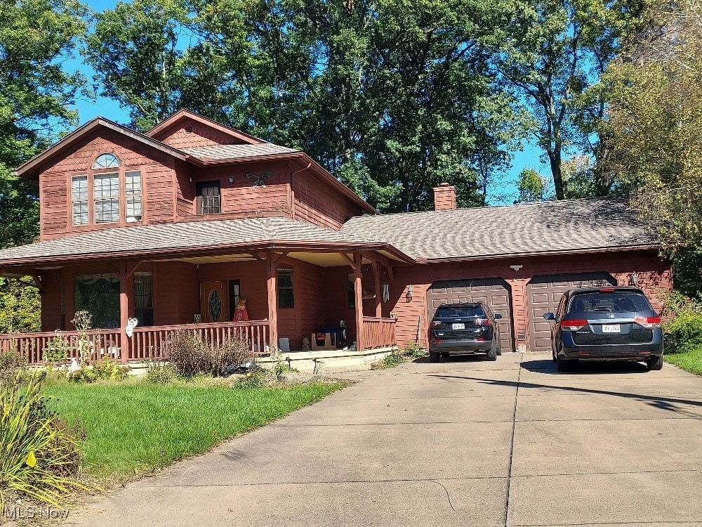 view of front of home featuring a porch and a garage