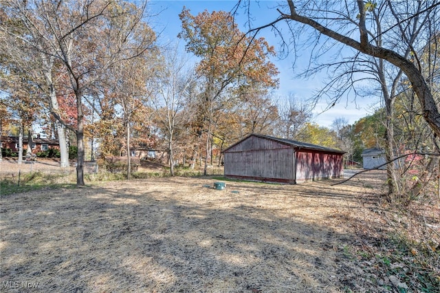 view of yard featuring an outdoor structure